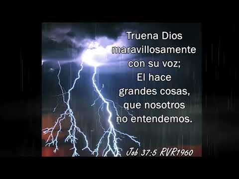 Job 37:5 Truena Dios maravillosamente con su voz